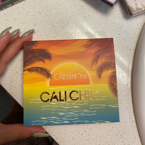 Beauty Creations Eyeshadow Palette - Picture 1 of 2